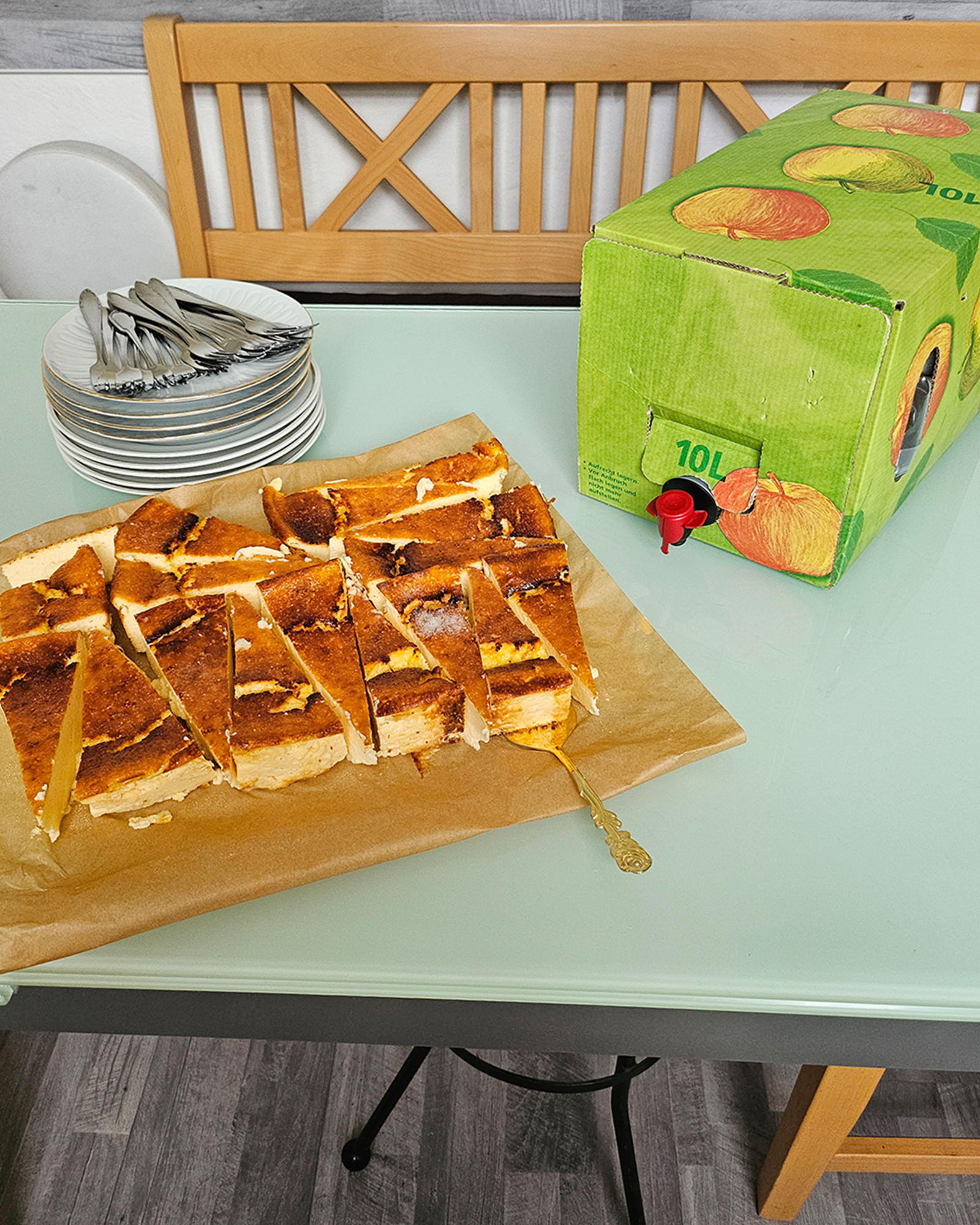 Kuchen und Saft im Diakonie-Kaufhaus