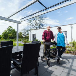 Außengelände mit Sonnenterrasse Kurzzeitpflege Haus Johannes