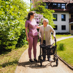 Diakonisches Altenzentrum / Spaziergang im Garten