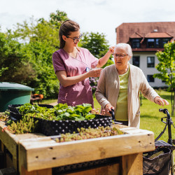 Diakonisches Altenzentrum / Spaziergang im Garten