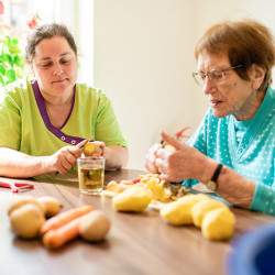 Zubereitung des gemeinsamen Mittagessens