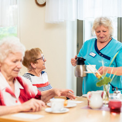 Kaffee trinken in Gesellschaft